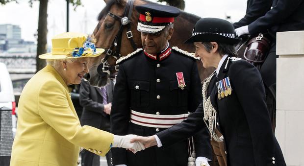 La Signora in giallo? E' la Regina Elisabetta, inarrestabile: qui inaugura il nuovo quartier generale di Scotland Yard