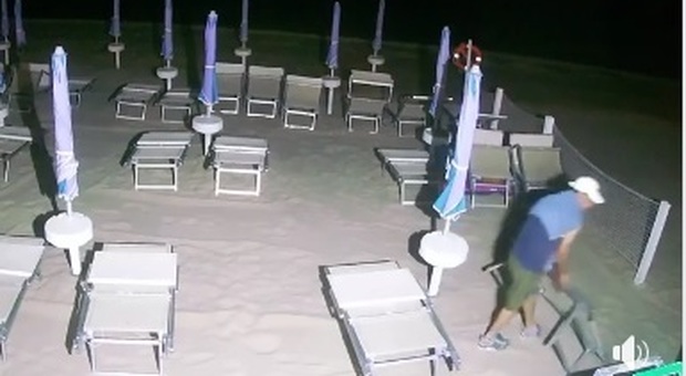Fano, razzia di lettini in spiaggia: ladro "catturato" dalle videocamere