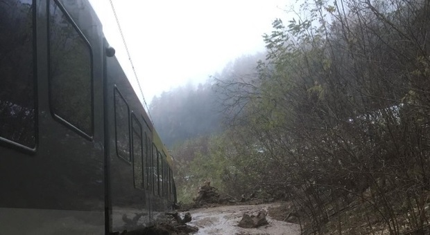 Frana sui binari, treno deragliato: valle isolata. «Restate a casa, ogni auto in più crea caos»