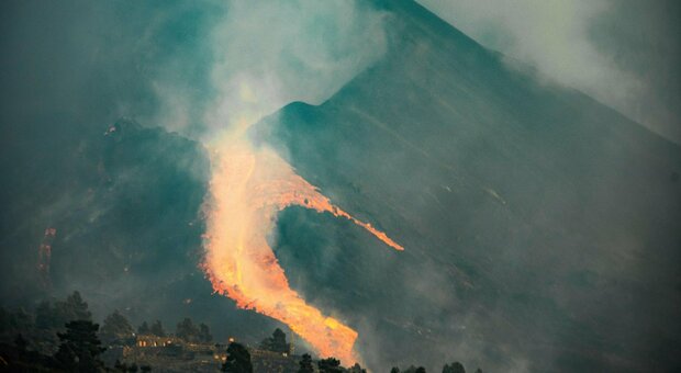 Canarie, il nuovo fiume di lava preoccupa: può distruggere aree risparmiate. In un mese 35mila terremoti