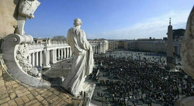 Roma, prova ad entrare in piazza San Pietro armato di coltello: bloccato dalla polizia prima dell'Angelus
