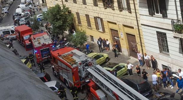 Roma, divampa un incendio in un palazzo a Prati, persone evacuate dalle finestre