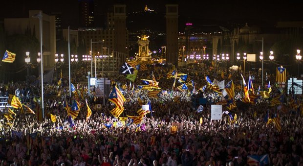 Referendum in Catalogna, gli elettori occupano i seggi. Giudice chiude il sito per il voto elettronico