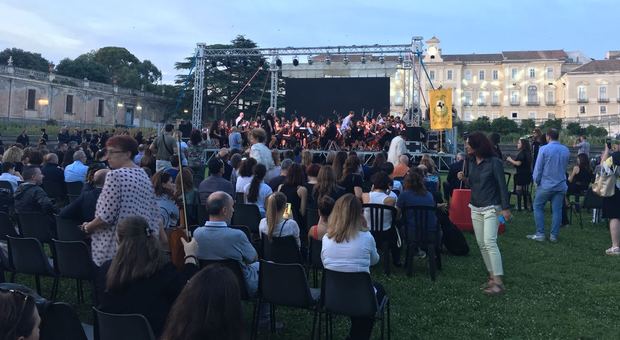 Studenti sul palco del teatro Trianon, a Napoli la kermesse dei licei musicali