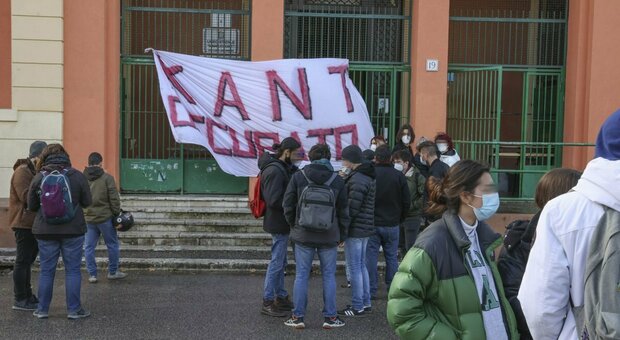 Occupazione scuole, il prefetto Piantedosi: «No a proteste fuori controllo, i ragazzi devono fare i tamponi»