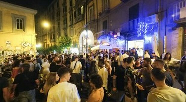 Movida a Napoli, 14enne beve alcol fino a svenire per le vie del centro storico: salvato dall'intervento della polizia locale