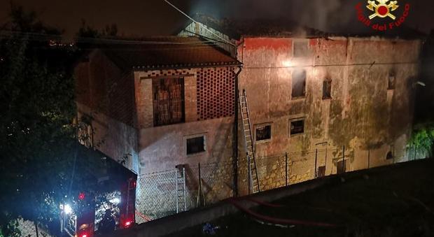 Rustico a fuoco a Parona: distrutto il tetto e il solaio