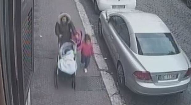 Bambino abbandonato in strada a Roma, polizia intercetta la madre grazie al cellulare: era su un treno a Bologna