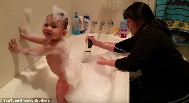 La mamma fa il bagnetto al suo bambino: ma un oggetto nella vasca scatena il web
