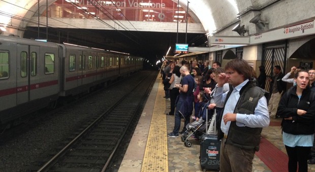 Metro B, persona finisce sui binari: treni rallentati a Garbatella