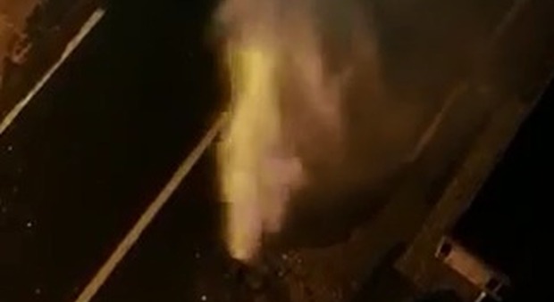 Esplode condotta idrica nel Napoletano: il geyser arriva al quarto piano