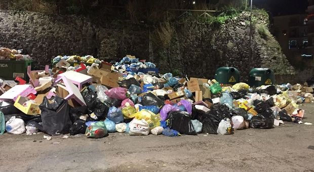 Crisi rifiuti, centinaia di sacchetti non raccolti: «Disastro ambientale»