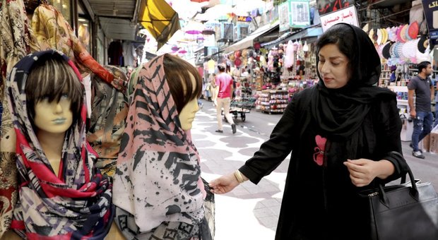 Le donne di Teheran sfidano il potere religioso: «Basta hijab». Ma gli ortodossi chiedono pene esemplari