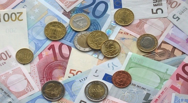 Dodicimila euro accreditati sul conto corrente: sorpresa per 17 famiglie (foto pixabay)