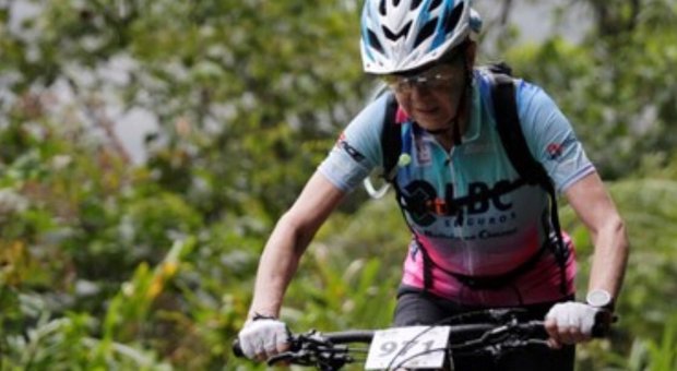 Nonnina ciclista completa «Il Camino de la Muerte» in Bolivia