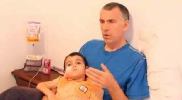 Genitori in fuga con il figlio malato, arrestati in Spagna. Il padre: «Volevamo offrirgli cure migliori»