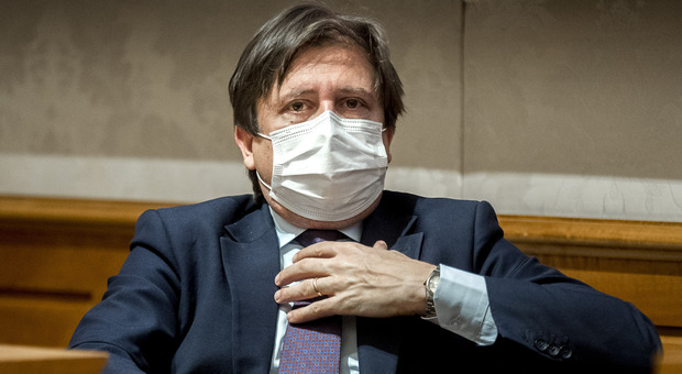 Multe da 100 euro ai no-vax, Sileri spiega: «Un deterrente, ma non l'unico»