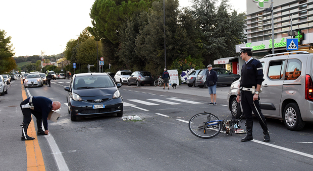 Travolto in bici da un'auto viene scaraventato sul cofano di un altro veicolo: attraversava sulle strisce pedonali