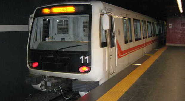 Roma, chiusa la fermata San Giovanni della Metro A per un furto di rame: poi riaperta