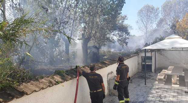 Incendio al Circeo raggiunge le abitazioni, ecco cosa hanno fatto i vigili del fuoco