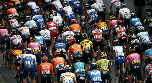 Tour de France, negativi i 165 ciclisti: l'unico positivo è il direttore Prudhomme