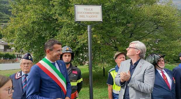 Il sindaco di Longarone Roberto Padrin e l'assessore regionale Gianpaolo Bottacin davanti al nuovo viale intitolato ai soccorritori del Vajont