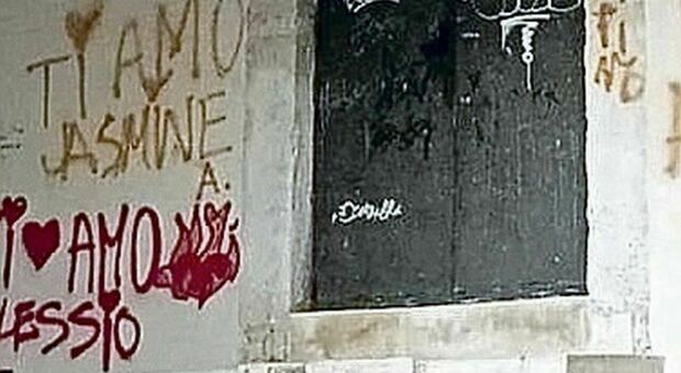 Frasi d'amore sui muri della chiesa di San Francesco scritte con lo spray. Il sindaco: teppismo, vi denuncio