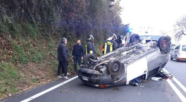 Paura sull'Appia a Velletri: 52enne incastrato nell'auto ribaltata