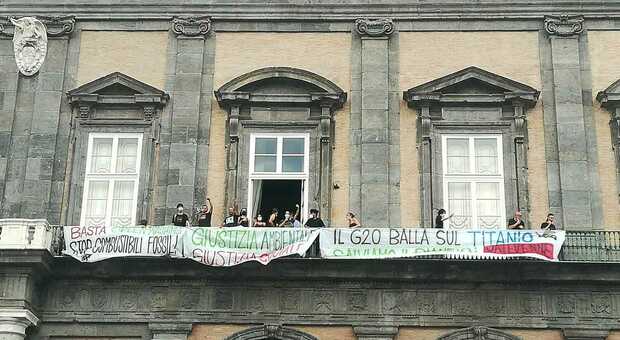 G20 a Napoli, blitz degli attivisti a Palazzo Reale: striscioni dai balconi per la giustizia ambientale