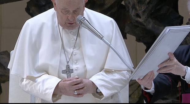 Papa Francesco rassicura: «Sto meglio ma fatico a parlare», all'udienza sembra provato e rinuncia di nuovo a leggere