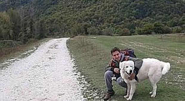 Federico Volponi in un'immagine spensierata con il suo cane