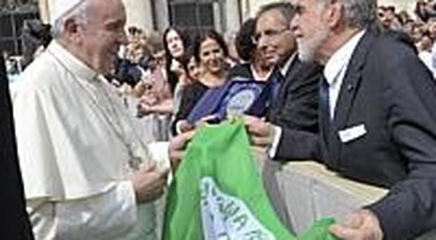 IL professor Italo Farnetani consegna la Bandiera Verde al Papa