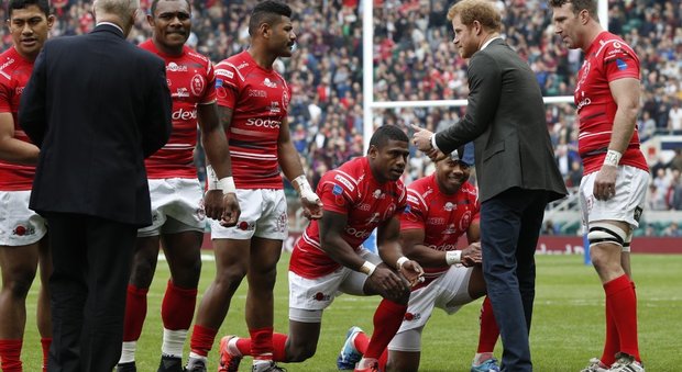 Il principe Harry si inchina ai giganti del rugby in ginocchio davanti a lui a Twickenham
