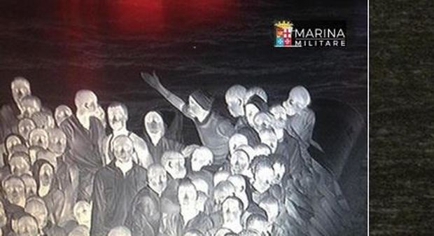 Migranti, terzo naufragio in 3 giorni: barcone smiaffondato nel canale di Sicilia, recuperati dieci corpi