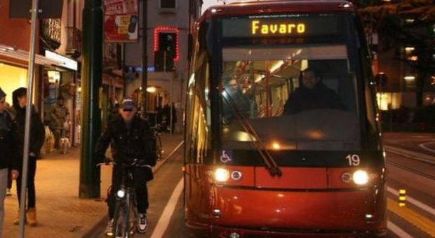 Il tram e le bici in centro a Mestre (archivio)