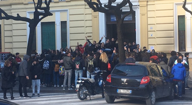 Castellammare, carenza di aule al Classico: scioperano gli studenti