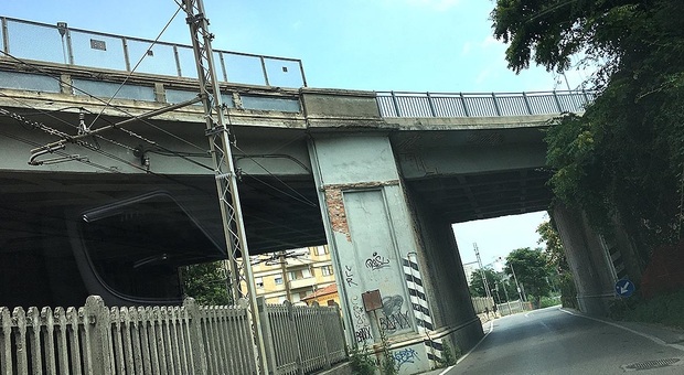 Pesaro, cadono calcinacci dal ponte: strada chiusa per sopralluogo tecnico