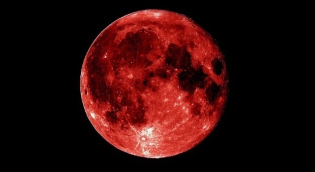 Eclissi totale, la luna si tinge di rosso