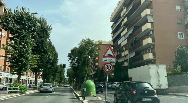 Asfalto nuovo ma al Torrino resta il limite dei 30 km/h: la rimozione di "cartello pazzo" parte con 18 mesi di ritardo