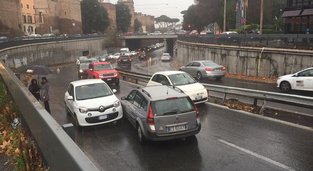 Roma, schianto sul Muro Torto: auto perde il controllo e finisce contromano