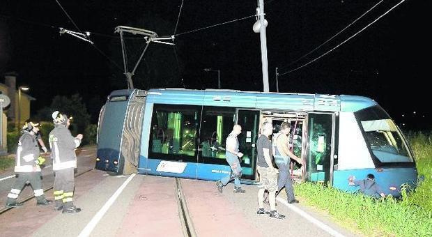 Tram deraglia e si ferma contro un pilone, cinque feriti e blackout