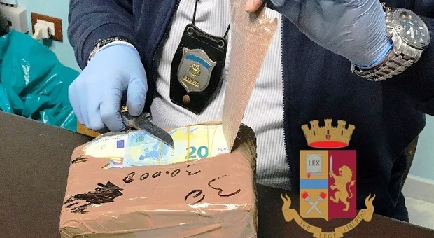 Un milione e mezzo di euro nascosti nella cassa metallica saldata sotto il tir