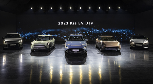 Kia entro 2-3 anni presenterà altri quattro modelli elettrici "nativi" che si affiancheranno alle EV6 ed EV9. In primo piano la EV5 insieme alla EV3 (sinistra) e alla EV4 (destra)