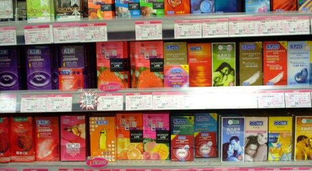 Ruba preservativi per scommessa Preso a calci dalla mamma