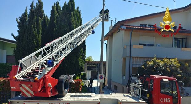 L'intervento dei pompieri a Sacile per l'incendio di una canna fumaria