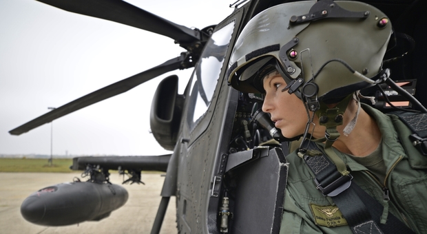 Pamela, unica a pilotare l elicottero Mangusta: «Io, top gun e mamma combatto senza paura»