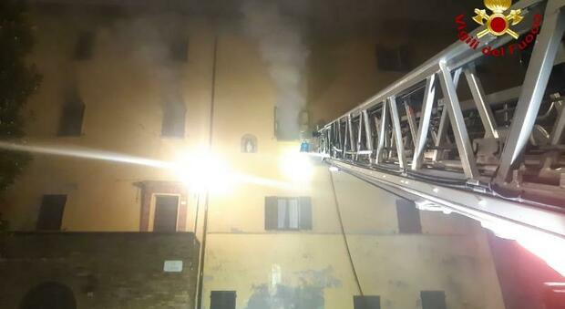 Petriano, scoppia l'incendio in casa: famiglie evacuate, un intossicato e quattro appartamenti inagibili