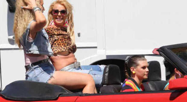 Britney Spears fuori forma: con la pancia nel videoclip con la sexy Iggy Azalea