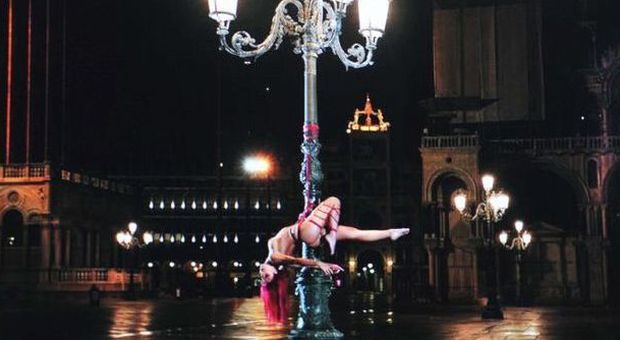 Venezia, modella nuda legata a un lampione in piazza San Marco