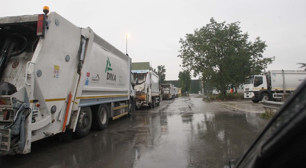 Caserta, il Comune attacca: «Camion respinti da Stir, raccolta rifiuti a rilento»